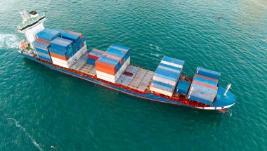 Yük konteynırı kargo gemisine yüklendi. Konteynırlı bir hava gemisi. Kargo işi. Konteyner gemisi. Nakliye lojistiği. Ticari nakliye. Kargo gemisi denizde, hava manzaralı. Kargo gemisi güvertesi.