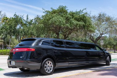 Miami, Florida, ABD - 21 Nisan 2025: Lincoln MKT 2014 Limuzin Aracı. Lüks limuzin Lincoln MKT. Araba Lincoln MKT Limuzin yolda. Siyah bir limuzin, nadir bir manzara..