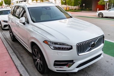 Miami, Florida, ABD - 07 Nisan 2025: lüks SUV arabası Volvo XC90. Volvo XC90 dışarıda park halinde. Beyaz hibrit araba, alçak köşe manzaralı. 2024 Volvo XC90 Yeniden Şarj Ekle Hibrit SUV araba.
