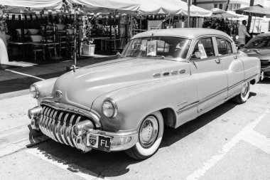 Miami Beach, Florida USA - 5 Haziran 2024: Mavi 1950 Buick Roadmaster. Miami sahilinde klasik retro Buick Roadmaster.
