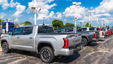 Park Ridge, Illinois, ABD - 16 Ağustos 2024: Toyota Tundra arabası, kopyalama alanı. Toyota Tundra 'nın lüks kamyonet vagonu. Toyota Tundra 'nın arabası dışarıda park edilmiş. Toyota Tundra, nadir bir manzara..