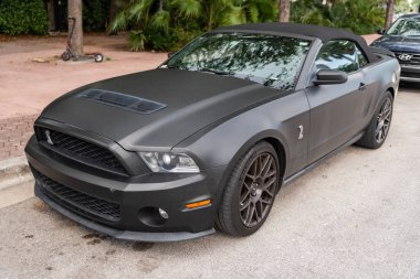 Miami, Florida, ABD - 02 Nisan 2025 üstü açık lüks araba Ford Shelby GT500. Araba Ford Shelby GT500 açık havada park edilmiş. Siyah mat üstü açık araba, köşe manzaralı. 2022 Ford Shelby GT500 üstü açık araba.