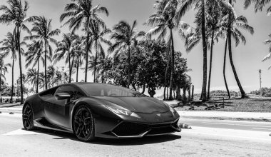 Miami Beach, Florida USA - 9 Haziran 2024 Lamborghini Huracan, Miami Beach Ocean Drive 'da siyahlara büründü. Lamborghini lüks bir İtalyan otomobil üreticisi.