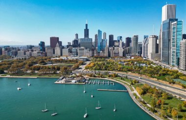 Chicago şehir parkı ve marina silüeti. Sonbahar şehri manzarası. Sonbahar şehri parkı olan şehir manzarası. Chicago şehir manzarası gökyüzü mimarisi. Gökdelen manzarası. Chicago şehir marinası..