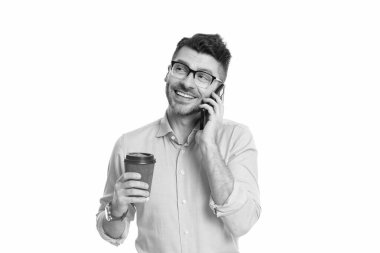 Kahve molası. İş iletişimi. Adam iş konuşuyor. Telefon var. İş adamı iletişim için telefonu kullanıyor. Kahveli bir iş adamı beyazın üstüne izole edilmiş. Empatik iletişim.