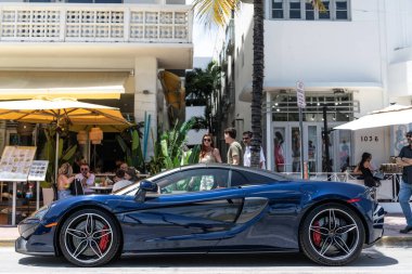 Miami, Florida, ABD - 19 Nisan 2025: siyah spor arabası, yan görüş. 2020 McLaren 570 S spor araba. Lüks spor araba McLaren 570 'ler. Araba McLaren 570 dışarıda park halinde..