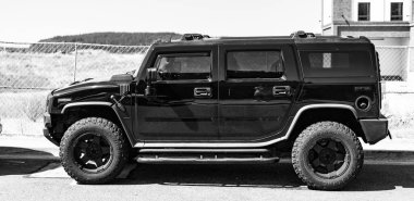 Seattle, ABD - 14 Temmuz 2024: 2003 Hummer H2 SUV aracı, açık hava manzaralı. Hummer H2 SUV yolda. Hummer H2 SUV 'un lüks arabası. Hummer bayiliği..