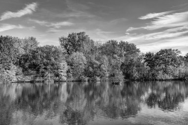 Sonbahar doğası. Central Park 'ta küçük bir gölde kayık. Sonbaharda Central Park Gölü 'nde insanların kürek çektiği bir yer. Central Park güneşli sonbahar gününde renk değiştiriyor. Sonbahar manzarası. Romantik kayık gezileri.