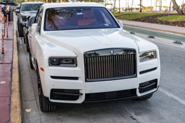 Miami, Florida, ABD - 08 Nisan 2025: Car Rolls Royce Cullinan açık havada park etti. Beyaz araba, yan köşe manzaralı. 2023 Rolls Royce Cullinan lüks SUV arabası. Lüks SUV arabası Rolls Royce Cullinan.