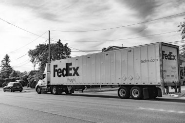 Chicago, ABD - 21 Ağustos 2024: Yolda FedEx konteynırlı kamyon. FedEx Şirketi, uluslararası kapsamı olan ABD merkezli bir lojistik şirketi. Federal Express teslimat işinde lider şirkettir..