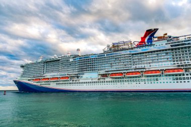 Miami, Florida, ABD - 23 Aralık 2024: yaz tatilinde tatil beldesi. Karnaval yolcu gemisi. Gemi turu ve deniz seyahati. Gemi Miami limanından ayrılıyor. Karnaval Gezi Gezisi Gezisi Kutlaması.