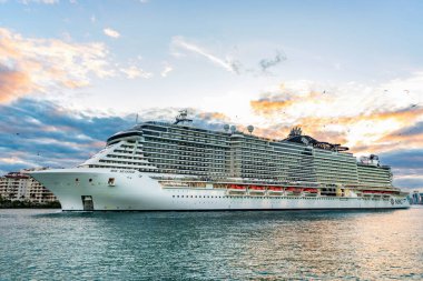 Miami, Florida, ABD - 23 Aralık 2024: MSC Sahil Seyahati. Yaz tatilinde gemi turu. MSC yolcu gemisinde. Gemi turu ve gün batımında seyahat. Gemi limanı temizliyor..