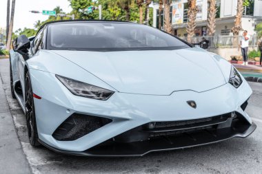 Miami, Florida, ABD - 05 Aralık 2024 Lamborghini Huracan üstü açık spor araba. Lüks Lamborghini Huracan. Araba Lamborghini Huracan açık havada. Lamborghini Huracan EVO, köşe manzaralı.