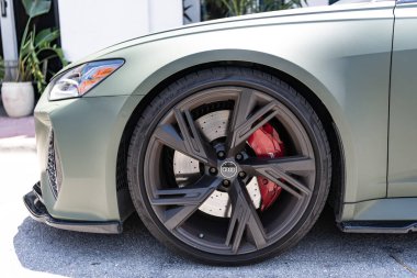 Miami, Florida, ABD - 21 Nisan 2025 Lüks araba Audi RS6. Araba Audi RS6 dışarıda park edilmiş. Yeşil mat araba, ön köşe manzaralı. 2025 Audi RS6 arabası.