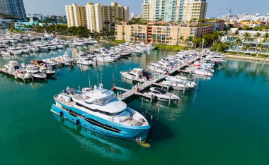 Yat limanına yanaşmış lüks yatların en üst görüntüsü. Tekneler ve yelkenliler Manzaralı deniz kıyısında