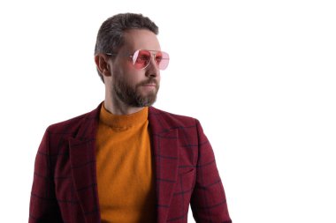 Güneş gözlüklü ve ceketli İspanyol adam. Olgun ve şık. Adam modaya uygun erkek giyer. Erkek modası. Gündelik moda bakışı. Moda şahsiyeti. Moda erkek modeli beyazda izole edildi.