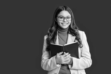 Kırmızıda izole edilmiş genç kız, kopyalama alanı. Sonbahar ders çalışma zamanıdır. Eğitim ve bilgi. Okul eğitimi. Okula dönelim. Sonbahar kızı okul ödevini yapıyor. Üniversite öğrencisi için eğitim.