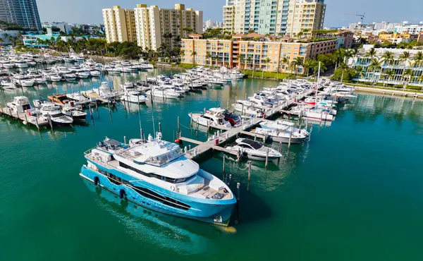 Yat limanına yanaşmış lüks yatların en üst görüntüsü. Tekneler ve yelkenliler Manzaralı deniz kıyısında