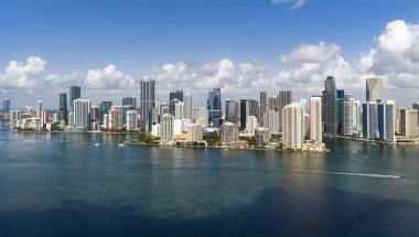 Miami 'de Brickell' in hava manzarası. Güneşli bir günde Miami 'nin göbeğinde. Miami Sahili ve Brickell 'in manzarası. Miamis Gökdelenleri. Brickell 'in ünlü simgeleri. Miami şehir merkezi manzarası