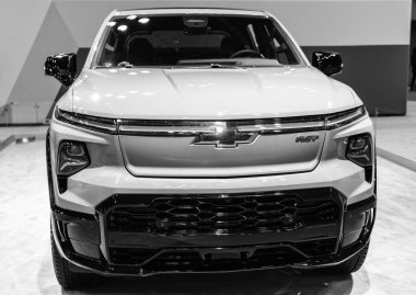 New York City, ABD - 27 Mart 2024 Chevrolet Silverado EV elektrikli beyaz kamyonet New York Uluslararası Otomobil Fuarı, ön görüş.