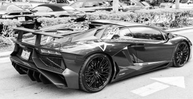 Miami Beach, Florida USA - 8 Haziran 2024 Lamborghini Aventador SVJ Roadster Miami sahilinde. Lamborghini lüks bir İtalyan otomobil üreticisi. Yavru Lamborghini Aventador SVJ Roadster