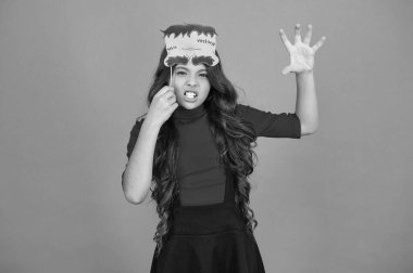 Şeker mi şaka mı? Tüm Cadılar Bayramı turuncu parti kutlaması. Tüm Cadılar Bayramı aksesuarları. Komik parti malzemeleri. Cadılar Bayramı partisi malzemesi olan bir kız. Mutlu Cadılar Bayramı. Cadılar Bayramı partisine hazır turuncu bir kız..