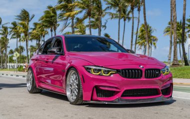 Miami, Florida, ABD - 4 Nisan 2025: Pembe Coupe arabası, ön manzara. BMW M3 coupe arabası. Lüks araba BMW M3. Araba BMW M3 coupe dışarı park edilmiş..