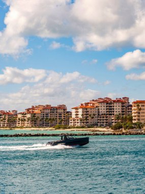 Teknesi olan Miami Kanalı. Fisher Adası konut binası ve lüks yat teknesi. Miami Fisher Adası 'nın manzarası. Marinaya yüzen bir tekne. Fisher Adası 'nda lüks bir yat teknesi. Yaz tatili.