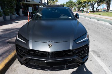 Miami, Florida, ABD - 02 Aralık 2024 Lamborghini Urus lüks SUV mat siyah araba. Lüks arazi aracı Lamborghini Urus. Araba siyah Lamborghini Urus dışarı park etmiş. Lamborghini Urus, ön manzara..