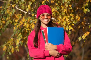 Sonbahar eylül ayındayız. Eylül 'ün 1' inde okul ödevi olan genç bir kız. Genç kız dışarıda eğleniyor. Okula dönüyorum. Genç kızların okul eğitimi. Eylül 'deki bilgi günü. Geniş bilgi.