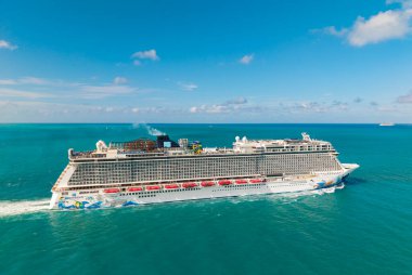 Miami, Florida, ABD - 11 Mayıs 2025 Seyahat Macerası. NCL. Norveç yolcu gemisi. Gemi turu ve deniz seyahati. Gemi Miami sahil limanından ayrılıyor. Norveç Kaçış Gemisi Yolculuğu.