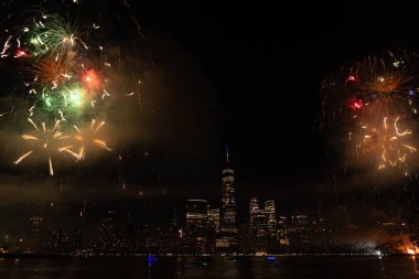New York Manhattan havai fişekleri arifesinde. Manhattan 'da havai fişekler. New York 4 Temmuz Havai fişekleri. Flashing Fireworks ile New York City Skyline Manhattan. Bağımsızlık Günü