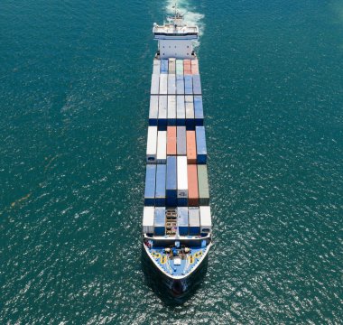 Ticari nakliye. Kargo gemisi denizde, hava manzaralı. Yük konteynırı kargo gemisine yüklendi. Konteynırlı bir hava kargo gemisi. Kargo işi. Konteyner gemisi. Nakliye lojistiği. Denize açılmak.