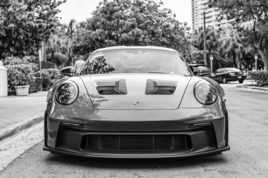 Miami Beach, Florida USA - 8 Haziran 2024: Porsche 911 GT3 Miami plajında. Mor Porsche 911 GT3.