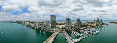 Miami South Beach Havacılık Panoraması. Miami sahilinin panoramik manzarası, Florida. Havadan panorama görüntüsü. Miami 'nin gökdelen şehri manzarası. Lüks panoramik manzara Florida. Bayfront Panoraması.
