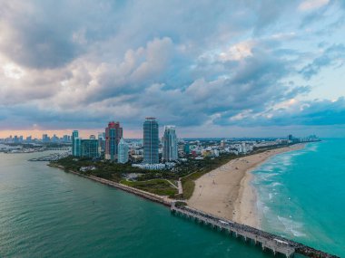Lüks gökdelenleri ve okyanusları olan Miami şehri. Miamis 'in ünlü ufuk çizgisinin panoramik görüntüsü. Yukarıdan Miami Sahili. Miami silueti tepeden. Miami, Florida 'nın havadan manzarası