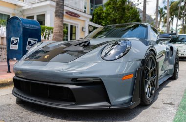 Miami, Florida, ABD - 02 Nisan 2025 Porsche 911 otomobili, köşe manzaralı. 2024 Porsche 911 GT3 RS spor araba. Lüks spor araba Porsche 911 GT3. Porsche 911 GT3 RS otomobili dışarıda park halinde..