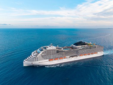 Gemi seyahati. Yaz tatilinde hava manzaralı yolcu gemisi. Gemi seyahati ve deniz yolculuğu. Hava manzaralı lüks bir yolcu gemisi. Gemi Miami sahil limanından ayrılıyor. Destansı deniz yolculuğu.