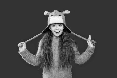 Kış sıcacık şapkalı genç kız kırmızıda izole edilmiş. Kış şapkalı mutlu kız. Kış modası. Gençler örgü örer. Açık hava yaşam tarzı. Kişisel stil.