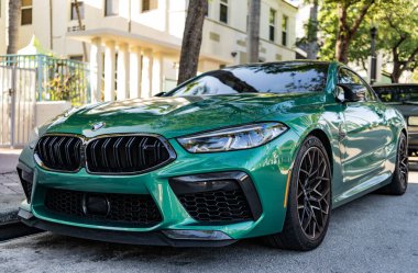 Miami, Florida, ABD - 05 Nisan 2025: BMW IX elektrikli SUV açık havada park edilmiş. Beyaz renkli araba, köşe manzaralı. 2025 BMW xDrive50 lüks elektrikli arazi aracı. Elektrikli geçiş aracı BMW IX xDrive50.