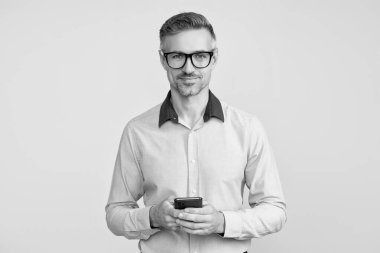 İş adamı sohbeti. İş adamı mesajlaşması ve mesajı. Sosyal ağ. Telefonu olan olgun bir iş adamı. Telefon kullanan bir iş adamı. Gri yolda insan telefonu görüşmesi izole edildi. Şifrelenmiş ileti.