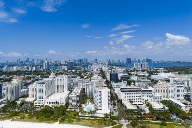 Turkuaz suları olan Miami plajı. Kumlu sahil şeridi ve dalgaların havadan görünüşü. Kumsallı tropik Miami sahnesi. Güney Miami 'nin okyanusu. Miami Sahili Panoramisi