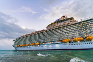 Miami, Florida, ABD - 16 Aralık 2024 yaz tatili. Royal Karayipler Uluslararası yolcu gemisi. Gemi turu. Lüks gemi gezisi. Deniz Yolcuları Seyahat Senfonisi. Okyanus yolculuğu.