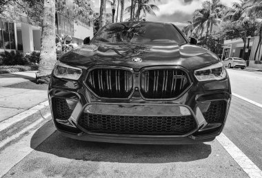 Miami Beach, Florida USA - 8 Haziran 2020 BMW X6 M yarışması Miami Beach 'te siyah. 2020 BMW X6 M Yarışması güneşli bir günde okyanus turu