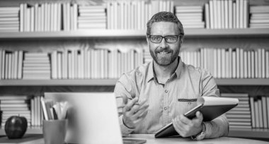 Öğretmenim sınıfta. Sınıfta kitabı olan bir öğretmen. Sınıfta ders alan bir adam. Öğretmenler günü. Erkek öğretmen okul sınavına hazırlanıyor. Derste öğretmen. Öğretmenlik dersi. Ömür boyu öğrenme.