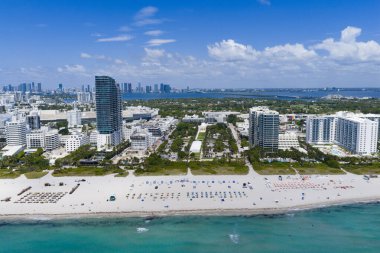 Turkuaz suları olan Miami plajı. Kumlu sahil şeridi ve dalgaların havadan görünüşü. Kumsallı tropik Miami sahnesi. Güney Miami Okyanusu