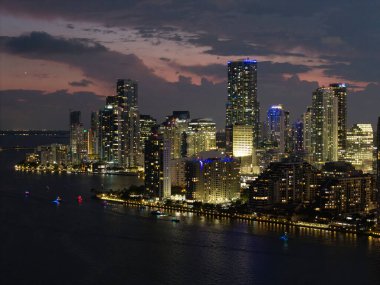 Gece vakti Miami Brickell 'in ünlü simgeleri. Miami 'deki Brickell' in insansız hava aracı görüntüsü. Brickell bölgesinde iş. Biscayne Körfezi Florida ikonik şehir kıyıları gündüz gözüyle