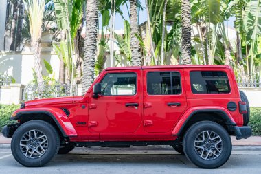 Miami, Florida, ABD - 18 Aralık 2024 Jeep Wrangler 4xe Sahara hibrit beyaz SUV araba. SUV Jeep Wrangler Sahra. Araba kırmızısı Jeep Wrangler Sahara açık havada. Jeep Wrangler, yan görüş..