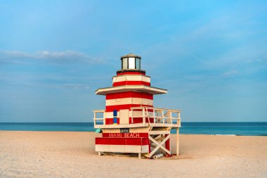 Miami Sahil İskelesi. Miami Sahili 'ndeki ikonik cankurtaran kulesi. Miami sahili sahili manzaralı. Ünlü Güney Sahili cankurtaranı. Miami 'deki tropik cennet. Miamis sahilinde Art Deco cankurtaranı