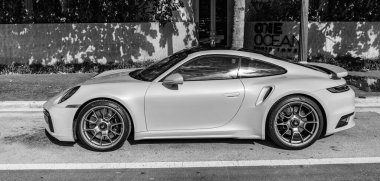 Miami Beach, Florida USA - 9 Haziran 2024: Porsche 911 Carrera Turbo Miami plajında. Gri Orsche 911 Carrera Turbo